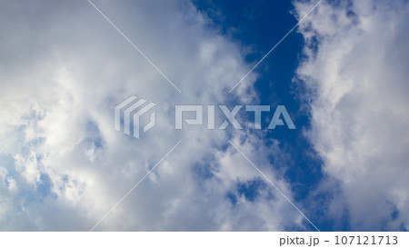 午後の青空に流れる白い雲 午後の青空に流れる白い雲 107121713