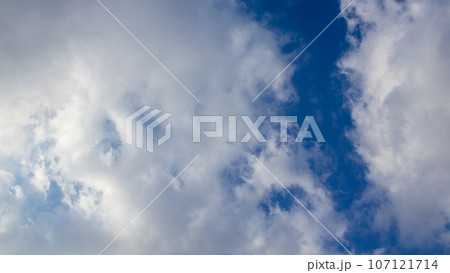 午後の青空に流れる白い雲 午後の青空に流れる白い雲 107121714