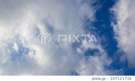 午後の青空に流れる白い雲 107121716