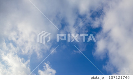 午後の青空に流れる白い雲 午後の青空に流れる白い雲 107121746