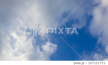 午後の青空に流れる白い雲 午後の青空に流れる白い雲 107121751