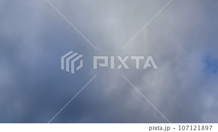 午後の空に流れる白い雲 午後の空に流れる白い雲 107121897