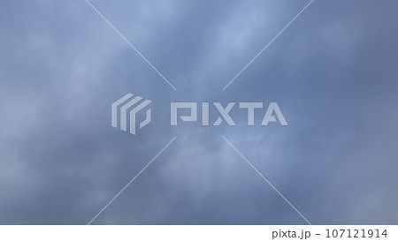 午後の空に流れる白い雲 107121914