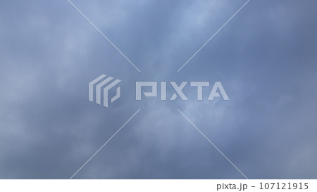 午後の空に流れる白い雲 107121915