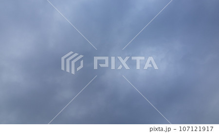 午後の空に流れる白い雲 午後の空に流れる白い雲 107121917