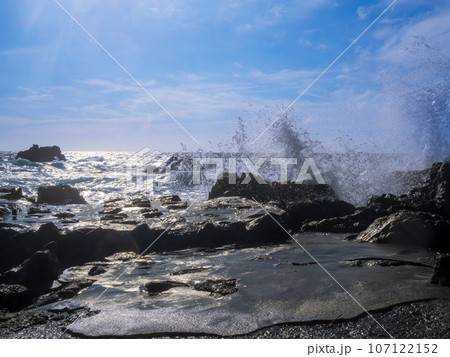 北海道稚内市沖の日本海に浮かぶ利尻島の仙法志御崎公園内の海岸から見た青い空、紺碧の海と岩で砕ける荒波 北海道稚内市沖の日本海に浮かぶ利尻島の仙法志御崎公園内の海岸から見た青い空、紺碧の海と岩で砕ける荒波 107122152