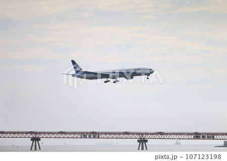 旅客機の離着陸 イメージ 旅客機の離着陸 イメージ 107123198