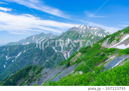 【山岳素材】夏の唐松岳登山風景【長野県】 107123795