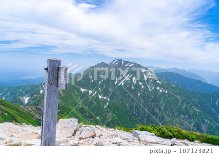 【山岳素材】夏の唐松岳登山風景【長野県】 107123821