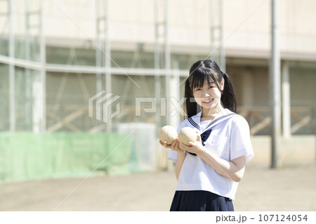 中学校の運動部の女子マネージャー 107124054