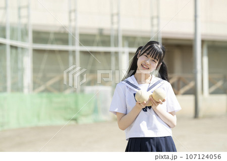 中学校の運動部の女子マネージャー 107124056