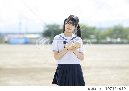 中学校の運動部の女子マネージャー 中学校の運動部の女子マネージャー 107124059
