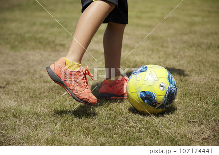 サッカーの練習 キックやシュートの特訓風景 サッカーの練習 キックやシュートの特訓風景 107124441