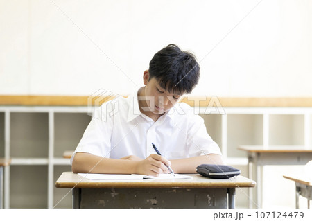 学校の教室で勉強する男子生徒 学校の教室で勉強する男子生徒 107124479