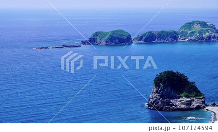石山トレッキングコースから見える新島と大平島と海 107124594