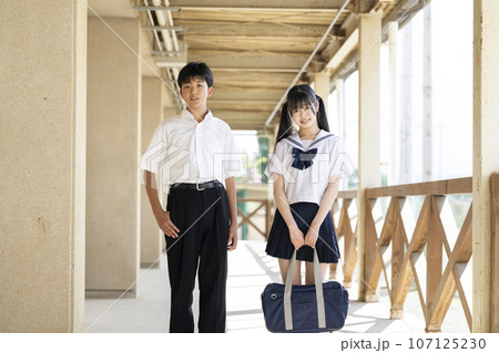 学校の通路に立つ男子生徒と女子生徒 学校の通路に立つ男子生徒と女子生徒 107125230