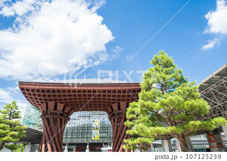 【石川県】金沢駅東口に立つ鼓門 107125239