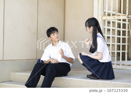 放課後の体育館に座る男子生徒と女子生徒 107125330