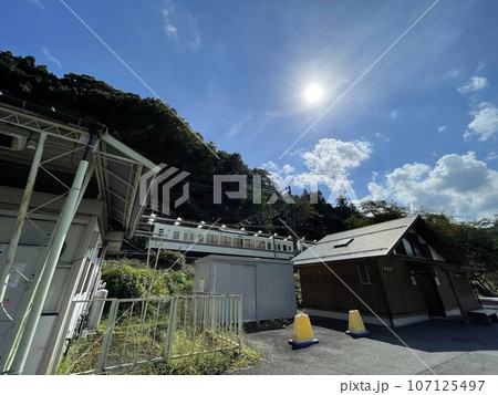 西武秩父線　芦ヶ久保駅に停車している電車 107125497