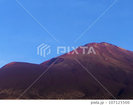 登山道から見た赤富士 登山道から見た赤富士 107125500