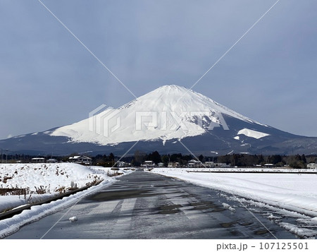 冬の晴れた日の冬に雪が積もった朝の富士山の風景 107125501