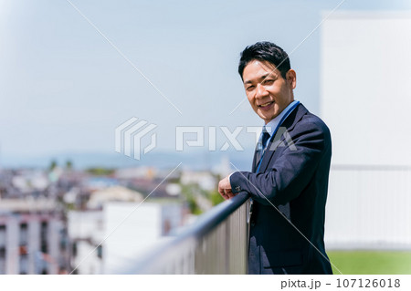 地方公務員・地方都市で働くビジネスマン(出張・屋上・地方移住・Uターン) 地方公務員・地方都市で働くビジネスマン(出張・屋上・地方移住・Uターン) 107126018