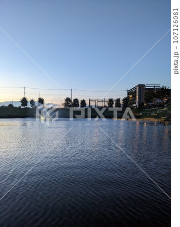 薄暮のアクアテラス　美しい水面 107126081