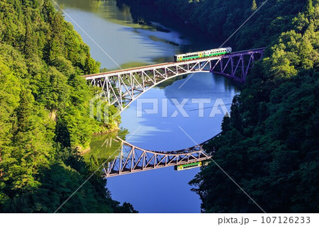 只見線　夏の第一只見川橋梁を渡る列車(福島県三島町、8月中旬早朝) 107126233