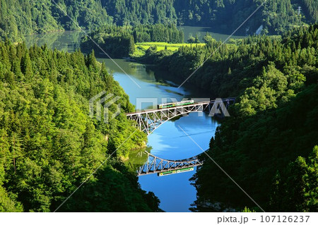 只見線　夏の第一只見川橋梁を渡る列車(福島県三島町、8月中旬早朝) 107126237