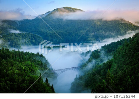 只見線　朝霧に包まれる夏の第一只見川橋梁(福島県三島町、8月中旬早朝) 107126244