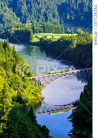只見線 夏の第一只見川橋梁を渡る列車(福島県三島町、8月中旬早朝) 只見線 夏の第一只見川橋梁を渡る列車(福島県三島町、8月中旬早朝) 107126262