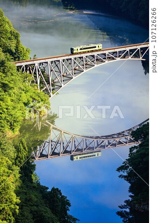 只見線　夏の第一只見川橋梁を渡る車両キハ110系(福島県三島町、8月中旬早朝) 107126266