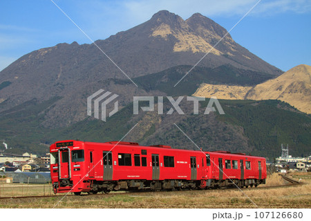由布岳と赤い列車（JR九州 キハ220形） 107126680