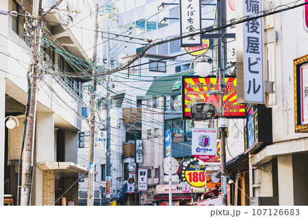【大阪】梅田・茶屋町の風景 107126683