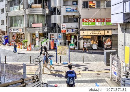 東京都港区の都市風景　田町駅 107127181