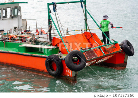 香港の湾岸の清掃船 107127260