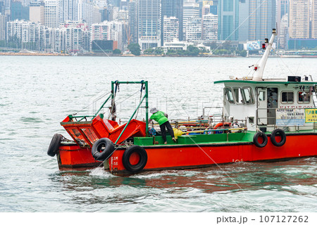 香港の湾岸の清掃船 107127262
