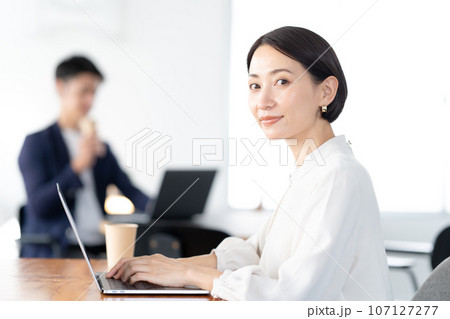 フリースペースでパソコンに向かう女性 107127277