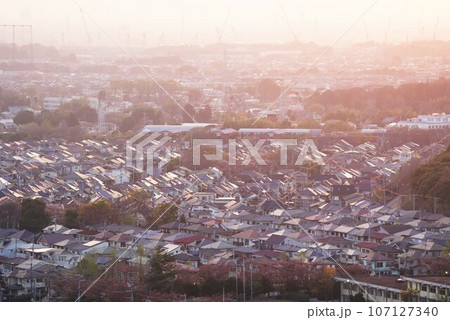 春霞に包まれた夕焼け時の戸建てエリア　柏の葉・三井住宅 107127340