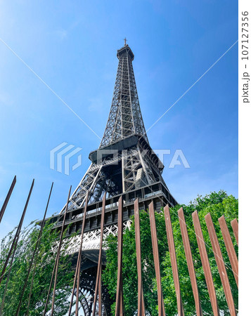 フランス・パリのシンボル　エッフェル塔 107127356