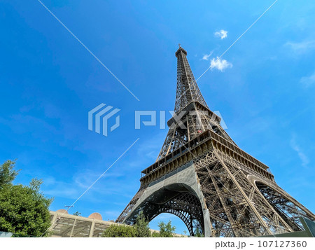 フランス・パリのシンボル　エッフェル塔 107127360