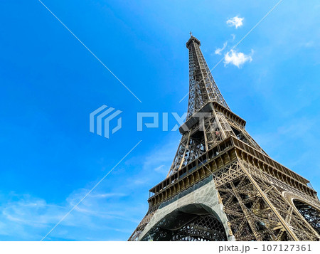 フランス・パリのシンボル　エッフェル塔 107127361
