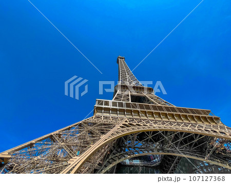 フランス・パリのシンボル　エッフェル塔 107127368