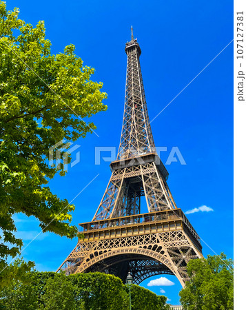 フランス・パリのシンボル　エッフェル塔 107127381