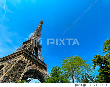 フランス・パリのシンボル エッフェル塔 フランス・パリのシンボル エッフェル塔 107127391