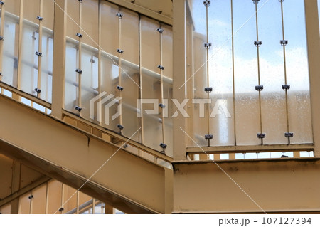 横断歩道橋 107127394