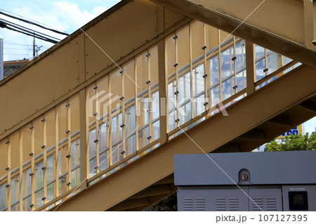 横断歩道橋 107127395