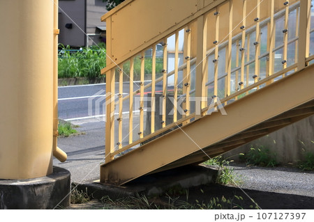 横断歩道橋 横断歩道橋 107127397