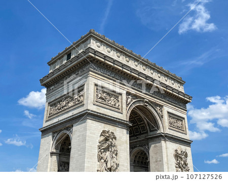フランス・パリのシンボル　凱旋門 107127526