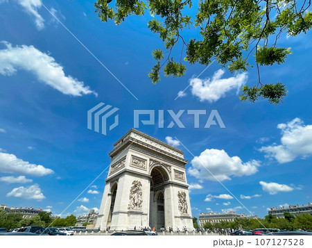 フランス・パリのシンボル　凱旋門 107127528